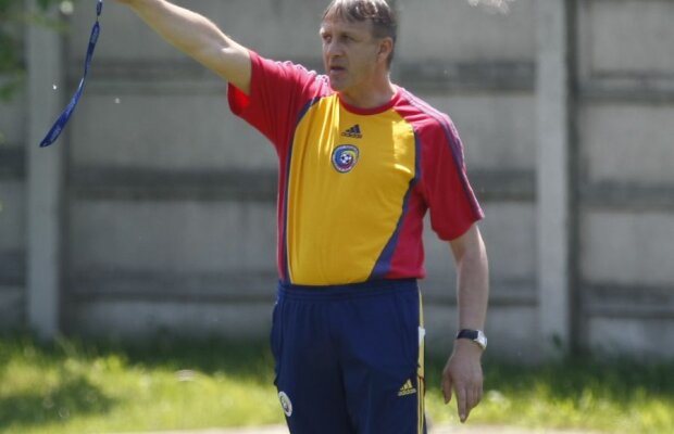 Scene şocante în vestiarul tricolorilor la pauza meciului cu Feroe » Săndoi ar fi bătut un jucător!