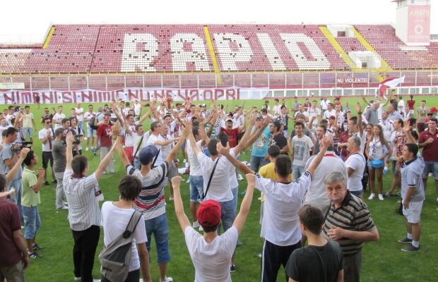 FOTO Fanii Rapidului au sărbătorit cu jucătorii împlinirea a 90 de ani de la înfiinţarea clubului
