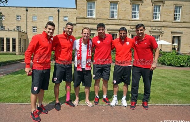 GALERIE FOTO Especially for... Dinamo :D "Cîinii" au fost vizitaţi în cantonament de cîntăreţul Jason Donovan