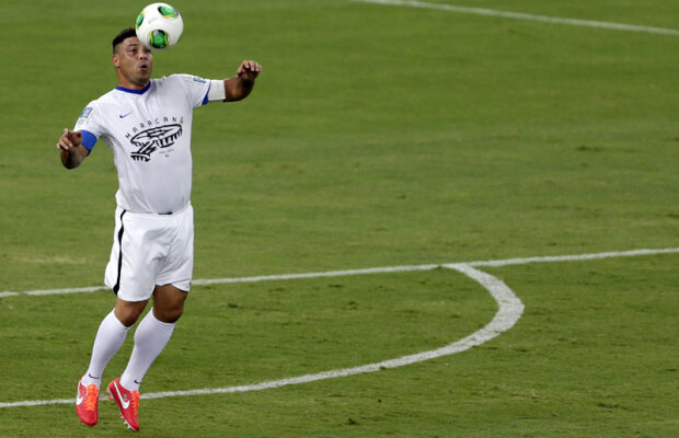 Playboy Ronnie » Ronaldo vrea să cumpere ediţia de Brazilia a revistei cu papion