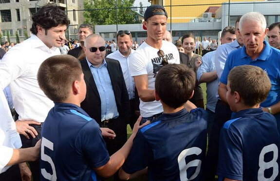 Patronul lui Dinamo Tbilisi, Roman Pipia, l-a adus pe Ronaldo la inaugurarea unei academii de fotbal