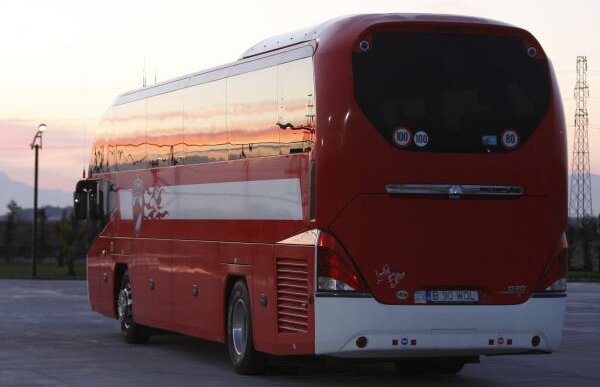 VIDEO Un microbuz care îi transporta pe fanii dinamovişti, de la Timişoara la Bucureşti, a fost atacat cu pietre şi bîte într-o benzinărie