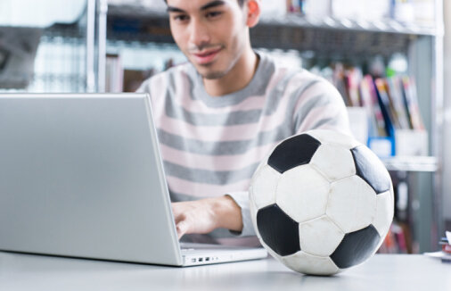 Ziariştii sportivi români sînt invitaţi la întîlnirea România-Slovacia şi la Adunarea Generală a APS!