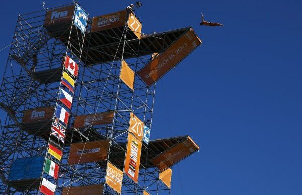 Disciplină nouă la Campionatele Mondiale de nataţie » Sărituri de la etajul 9!