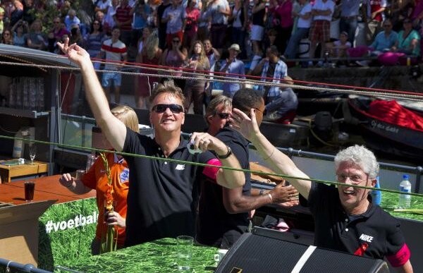 Comandantul Van Gaal » Selecţionerul batavilor a condus sîmbătă "vaporul fotbalului" la parada Gay pe canalele din Amsterdam