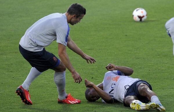 Trăieşte! » De Guzman şi Kuyt s-au ciocnit cap în cap la antrenament. Primul a fost transportat de urgenţă la spital!