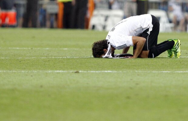 VIDEO şi FOTO Meci emoţionant pe Bernabeu, omagiu unei legende » Raul şi-a luat adio de la Real Madrid cu gol şi în lacrimi