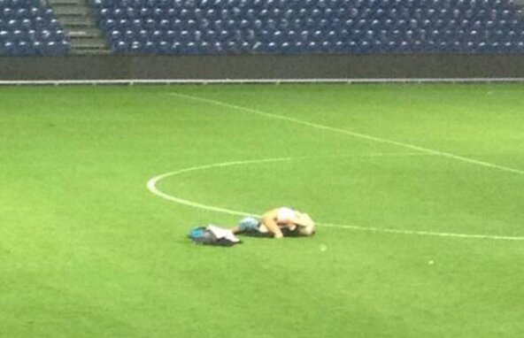 FOTO Dezamăgiţi de rezultatul echipei favorite, doi fani şi-au făcut "meciul" lor la mijlocul terenului :D