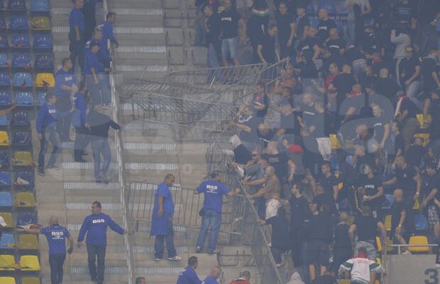 VIDEO şi FOTO Violenţele s-au mutat în stadion! Jandarmii au intervenit în forţă în sectorul ultraşilor maghiari