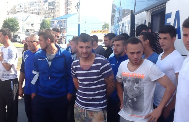 FOTO şi VIDEO Jucătorii Universităţii Craiova nu mai suportă exilul » Astăzi au protestat în faţa stadionului