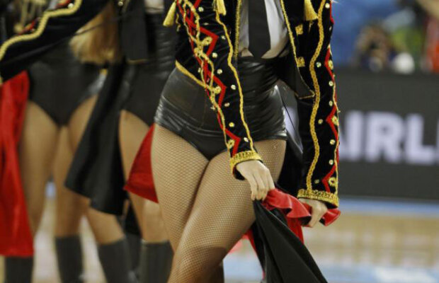 "Sferturi" stabilite şi show cu majorete » Fetele au făcut show la meciurile de la Campionatul European de baschet