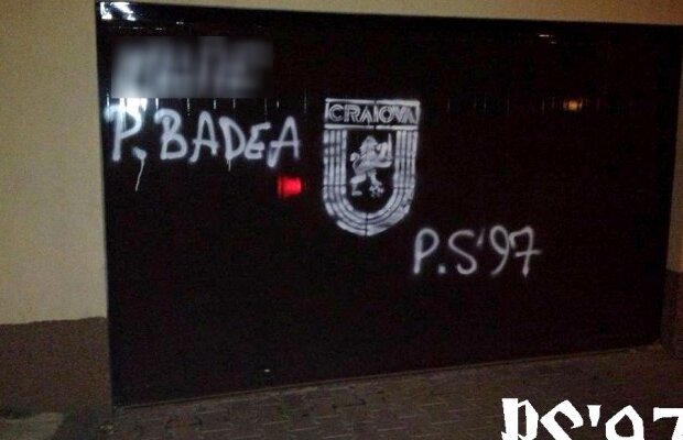 FOTO Ca la olteni, la nimeni! » Fanii Universităţii au vrut să vopsească locuinţa lui Pavel Badea, dar au nimerit la vecin :D