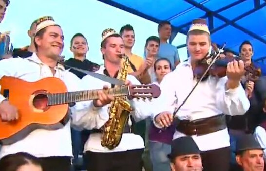 VIDEO GENIAL: Avântul Bârsana, o galerie superbă şi un imn de neuitat :) Vă place cântecul maramureşenilor?