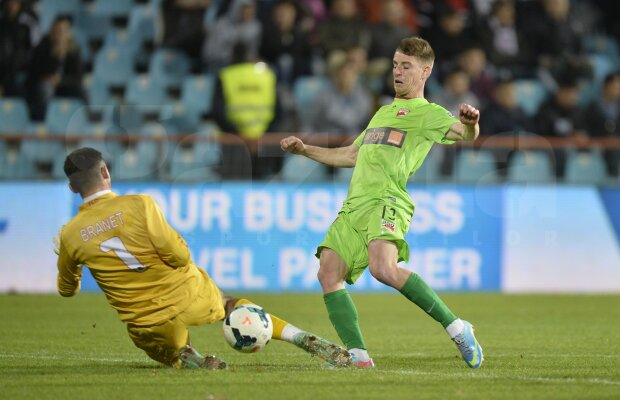 VIDEO şi FOTO » Dinamo a primit un penalty contestat de la Teo Crăciunescu! Cum ţi se pare intervenţia lui Brăneţ asupra lui Lazăr?