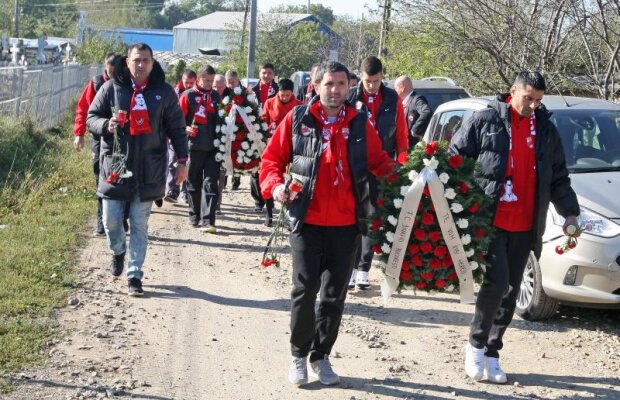 FOTO Dinamo a scos eşarfe speciale, în amintirea lui Hîldan şi a lui Cozma