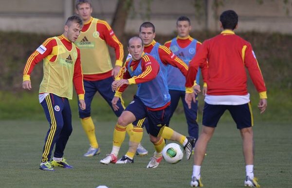 Piţi, calcă-ţi pe inimă! :) » În 9 din cele 11 partide cu "naţionalele" mici, selecţionerul a început cu doi mijlocaşi defensivi