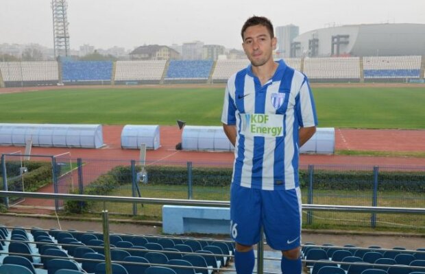 Unii exil, alţii poze » CS Universitatea a făcut şedinţă foto pe Ion Oblemenco. FC U aşteaptă să fie reprimită pe stadion