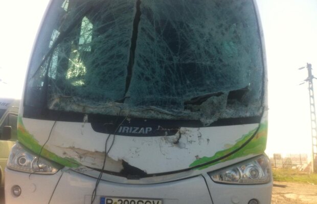 UPDATE FOTO Autocarul Vasluiului, implicat într-un accident: "Şoferul n-a mai putut evita un camion!" :S