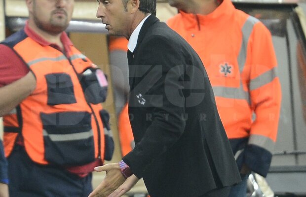 Imaginea zilei » S-a terminat stofa? Cum a apărut managerul Stelei la meciul cu FC Basel