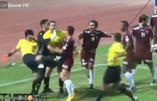 VIDEO Scene şocante la un meci din Kuwait! » Arbitrul i-a luat la bătaie pe jucători!