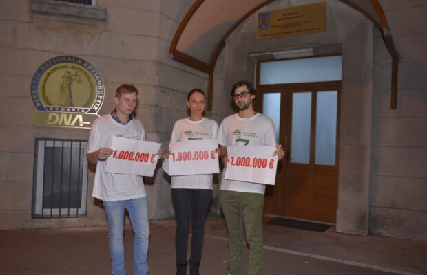 UPDATE Jocul s-a încheiat în faţa sediului DNA » Cititorii au descoperit care e suma dată dispărută din organizarea Galei Bute