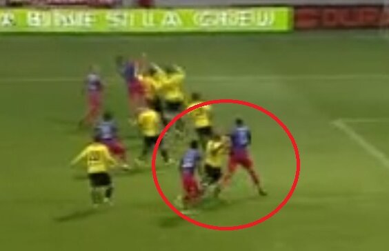 VIDEO Din nou probleme de arbitraj » Fault în atac la golul doi al Stelei la Braşov nesemnalizat