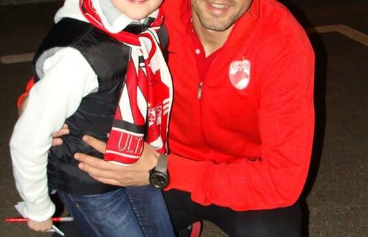 GALERIE FOTO Dinamoviştii i-au făcut o surpriză unei suportere, care la 10 ani nu ratează nici un meci :)