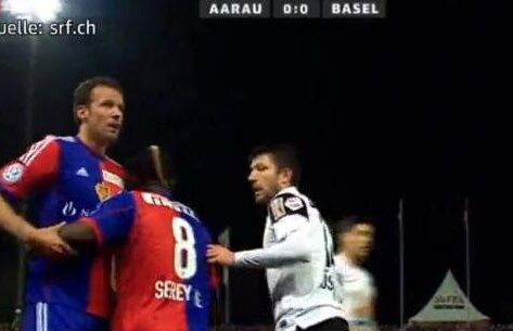 VIDEO Steaua protejată în Liga 1, Basel dezavantajată în Elveţia » Streller şi-a ieşit din minţi şi a sărit la arbitru: "Nu vezi?"