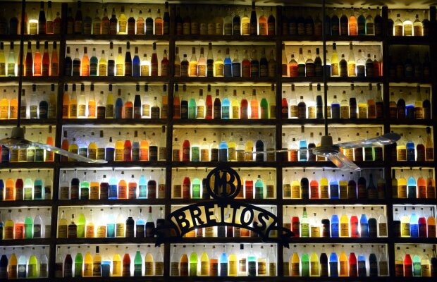 Casa Uzo » Incursiune într-un loc unic şi spectaculos: cea mai veche distilerie de alcool din Atena