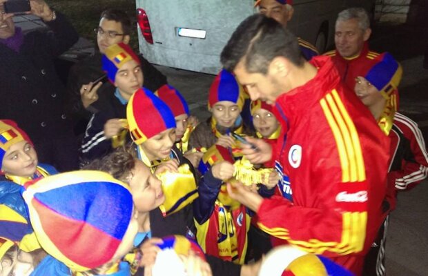 FOTO Tricolorii au fost vizitaţi în cantonament de puştii de la Şcoala Europeană: "Să le urmăm exemplul"