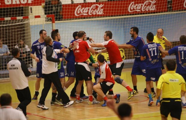 Pumni şi picioare la Constanţa - Dinamo, la handbal!