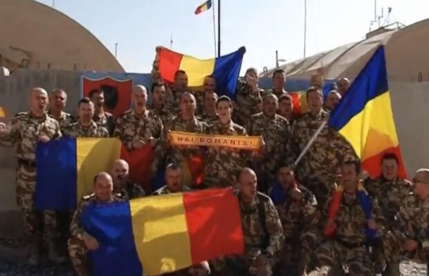 VIDEO Galerie din Afganistan » Mesaj emoţionant al soldaţilor români de lîngă Kandahar pentru jucătorii lui Victor Piţurcă