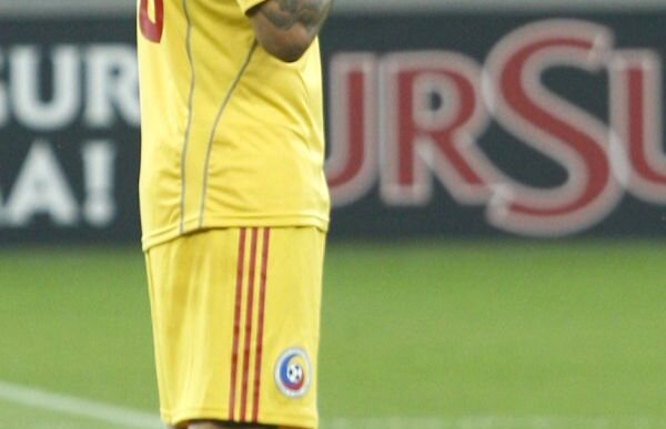 Mutu simte că are porţile închise la lot cu Piţurcă antrenor, dar pronostichează un scor de calificare pentru ”tricolori”: ”Batem cu 3-0, două goluri Marica şi Maxim”