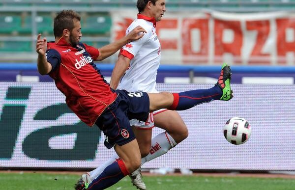 Truchează şi hocheiul? » Suspendat pentru blaturi în fotbal, bielorusul Vitali Kutuzov a schimbat sportul