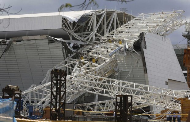 Mondial fără Sao Paulo?! » Arena Corinthians ar putea să nu fie gata pînă la startul turneului: o macara s-a prăbuşit peste tribună
