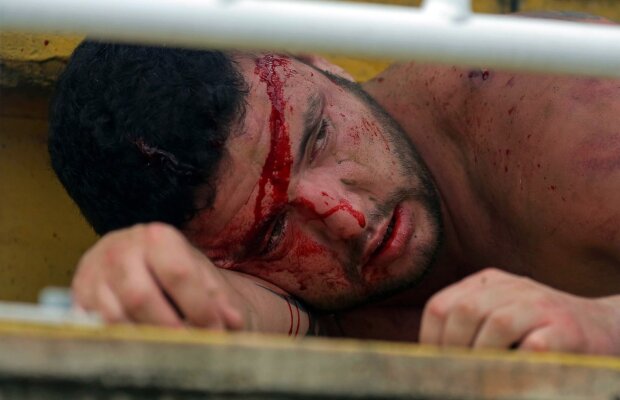 FOTO Brazilia terorii » Barbarie în ţara Mondialului. Fanii s-au bătut cu bestialitate în peluza unui stadion