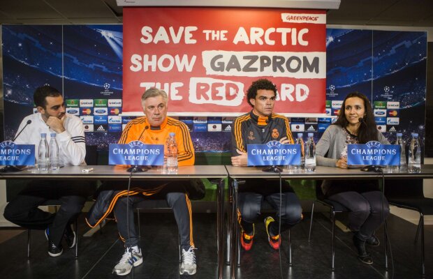 Greenpeace loveşte din nou! » Un banner al organizaţiei ecologiste a apărut din senin la conferinţa Realului