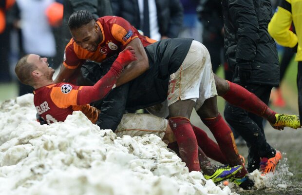 VIDEO GalatasaRAI » Turcii sînt în optimi. Golul lui Sneijder provoacă un seism financiar pentru italieni