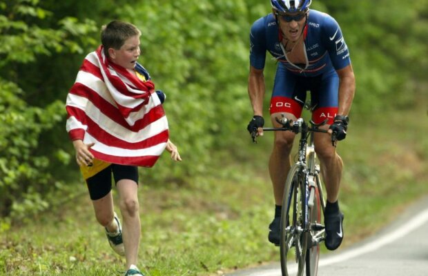 Continuă acuzele împotriva lui Armstrong » A dat 100.000 de dolari ca să cîştige o cursă