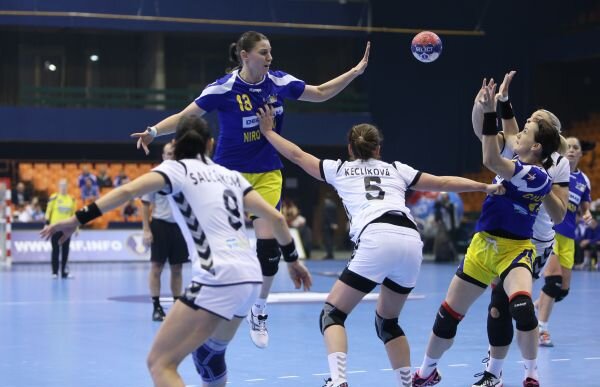 Luciana Marin, interul stînga al naţionalei, vede România în sferturi: "Putem trece cu uşurinţă de Polonia!"