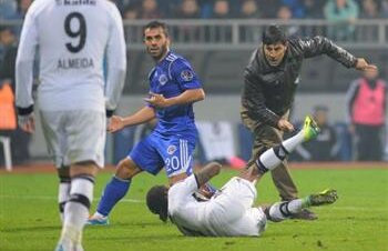 VIDEO Incidente incredibile în Turcia » Un fan a intrat pe gazon şi l-a lovit cu pumnul pe un jucător! :O