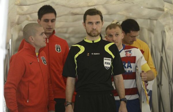 E sigur! » Meciurile din Liga 1 vor fi conduse de brigăzi formate din 5 arbitri!