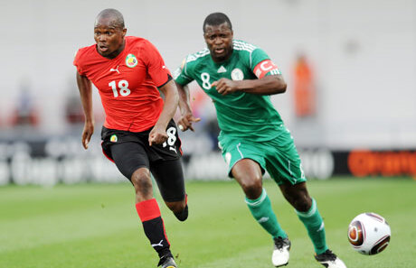 VIDEO Gol incredibil de la 40 de metri înscris în Africa! Va candida pentru cea mai frumoasă reuşită a anului?