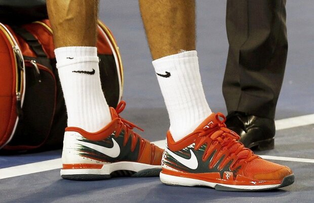 Întrebarea zilei la Australian Open: de ce poartă Federer două perechi de şosete