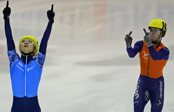 Poza săptămînii vine din patinaj viteză » Decizia oficialilor după gestul şocant al unui olandez