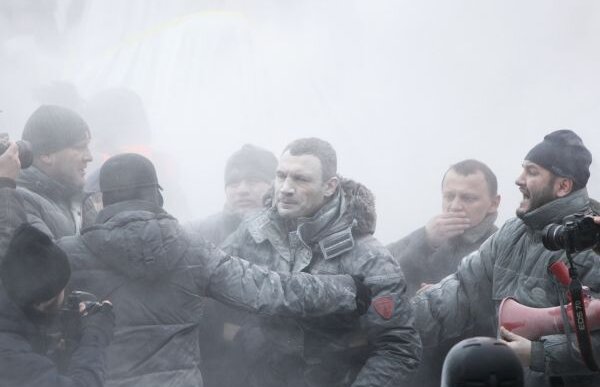 Ringul lui Vitali Kliciko » Fostul boxer a fost atacat duminică la Kiev după ce a încercat să despartă protestatarii de forţele speciale ale Guvernului