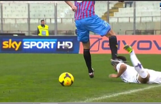 VIDEO L-a călcat pe cap! » Spolli, fundaşul-killer al Cataniei, a şutat intenţionat în faţa unui adversar