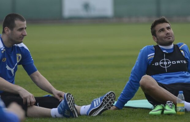 Caricatura zilei » Adrian Mutu şi Ianis Zicu "În căutarea timpului pierdut": "Băi, Adi, Proust ăsta a dat cu piciorul în minge?" :D