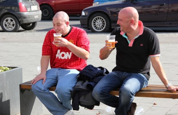 Fanii lui United sînt disperaţi! Gestul amuzant făcut de un suporter » Poliţia din Manchester a fost alertată :)