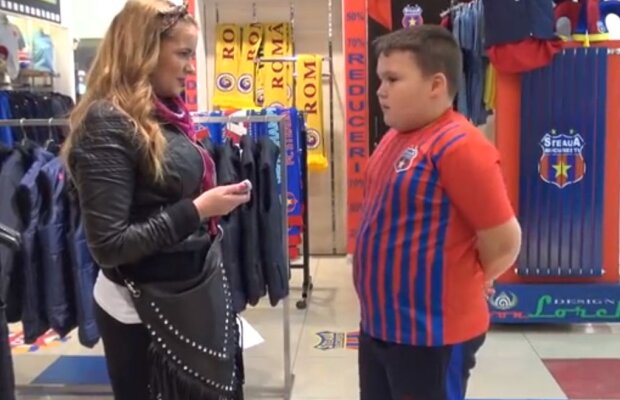 VIDEO Campanie agresivă de marketing la Steaua! :D Un puşti te învaţă ce produse să îţi cumperi dacă eşti stelist: "Vesta asta e bună la nunţi şi botezuri"